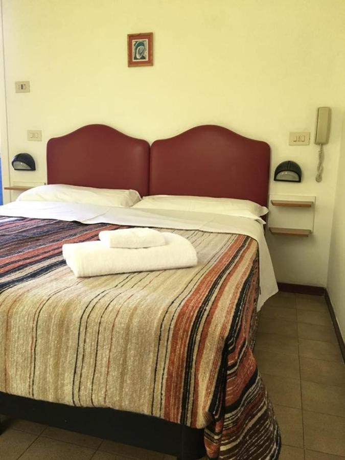 Hotel Ideale Young People Under 40 Rimini Exterior photo